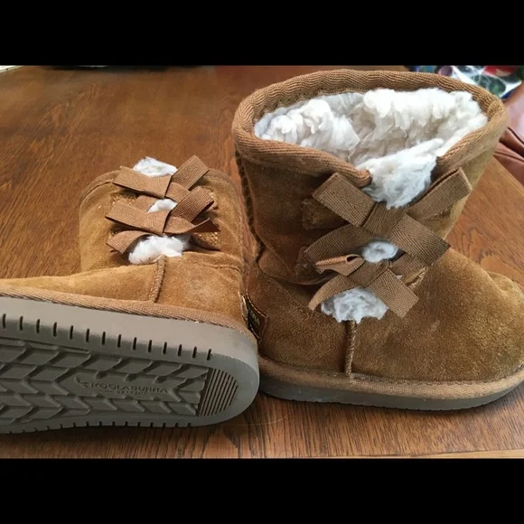 UGGS Koolaburra kids 7 w/dainty bows & row of plush sheepskin peeking from bows. - Picture 2 of 10